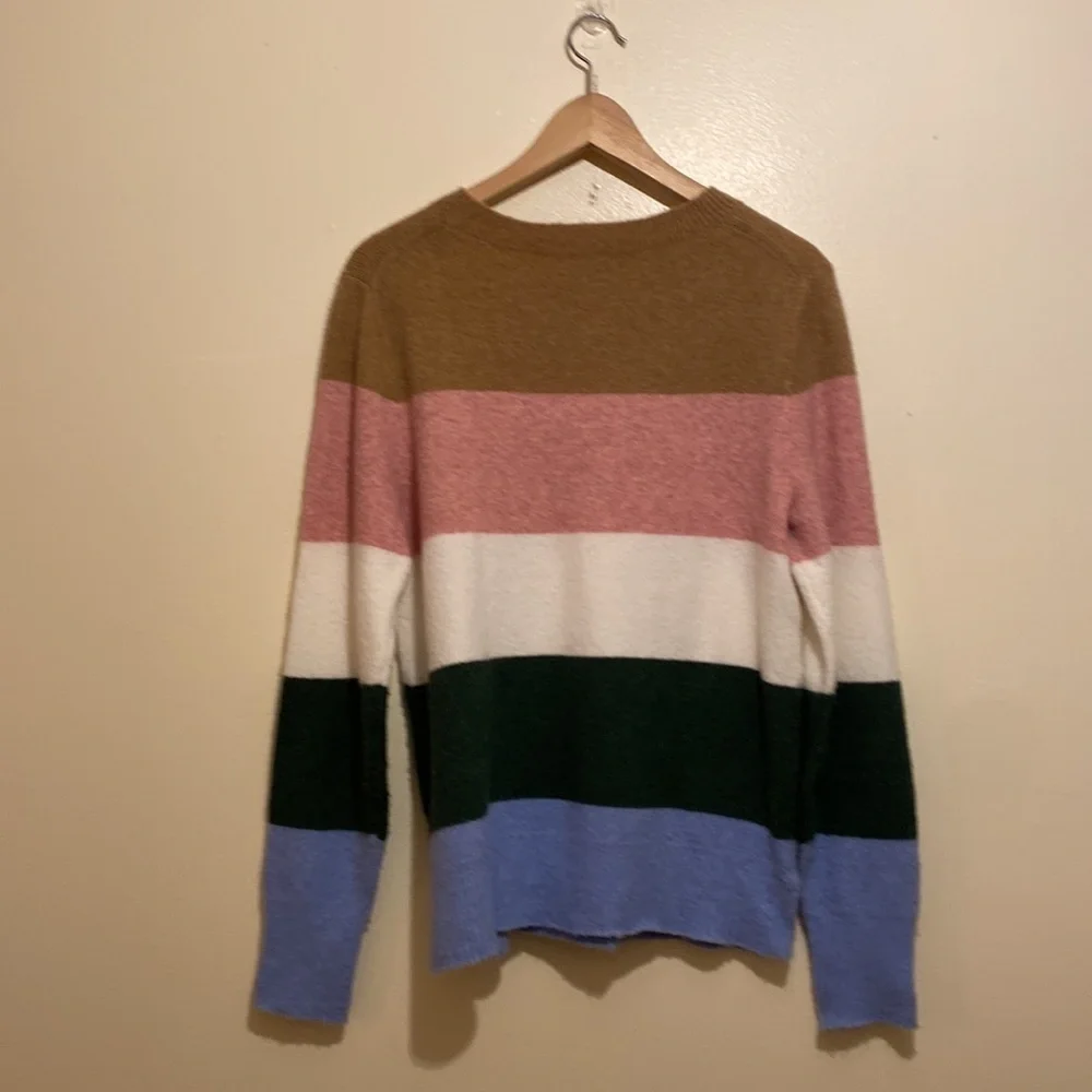 J. Crew multicolor extra soft crew neck sweater. Size M . Style BJ852